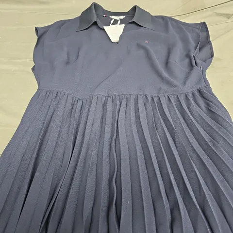 TOMMY HILFIGER FLUID SOLID PLEATED DRESS - SIZE 18