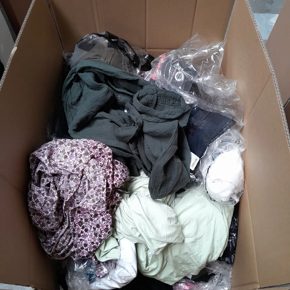 BOX TO CONTAIN A LARGE QUANTITY OF MEN'S AND WOMEN'S CLOTHING TO INCLUDE; SHORTS, SHIRTS, DRESSES, TOPS ETC 