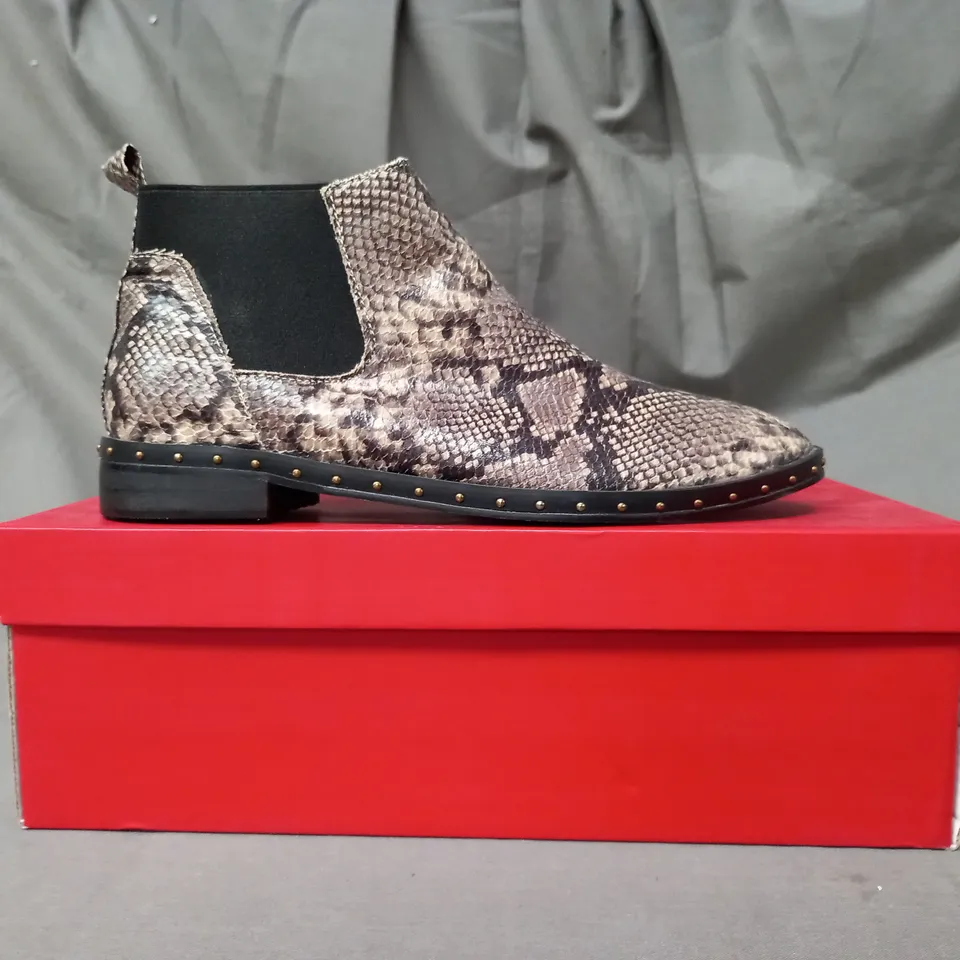 BOXED PAIR OF LONDON REBEL GARETH SYNTHETIC ANKLE BOOTS IN GREY SNAKE SIZE 3