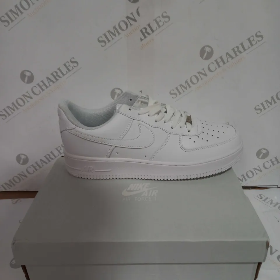 BOXED MENS WHITE NIKE AIR FORCE 1 TRAINERS UK SIZE 10