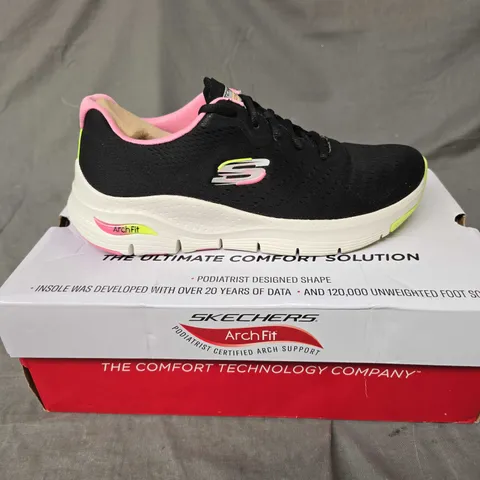 BOXED PAIR OF SKECHERS ARCH FIT TRAINERS - 6.5