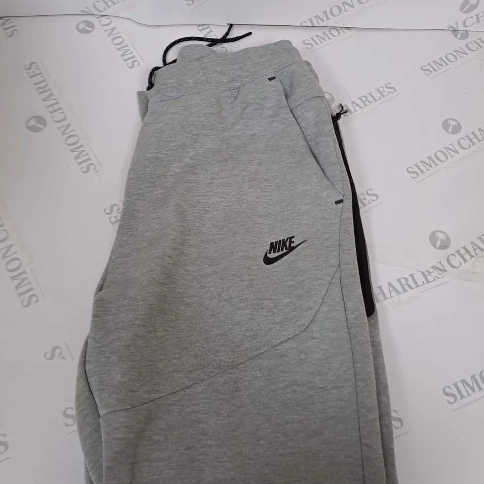 NIKE TRACKSUIT BOTTOMS SIZE M