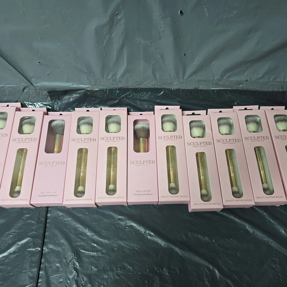 APPROXIMATELY 20 SCULPTED BY AIMEE CONNOLLY BEAUTY BRUSHES IN VARIOUS STYLES 