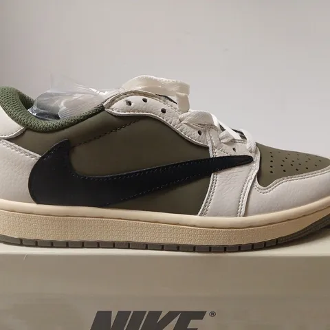 BOXED PAIR OF NIKE AIR JORDAN 1 RETRO HIGH OG DM7866-200 – UK 7.5