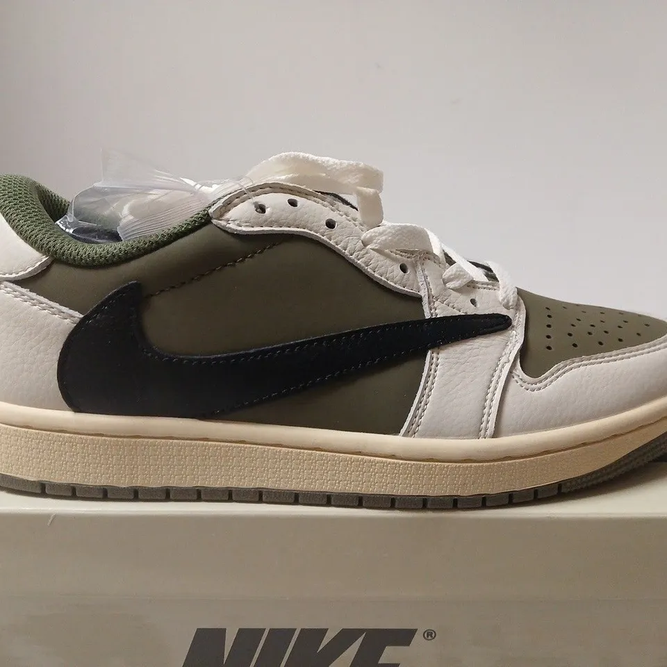 BOXED PAIR OF NIKE AIR JORDAN 1 RETRO HIGH OG DM7866-200 – UK 7.5