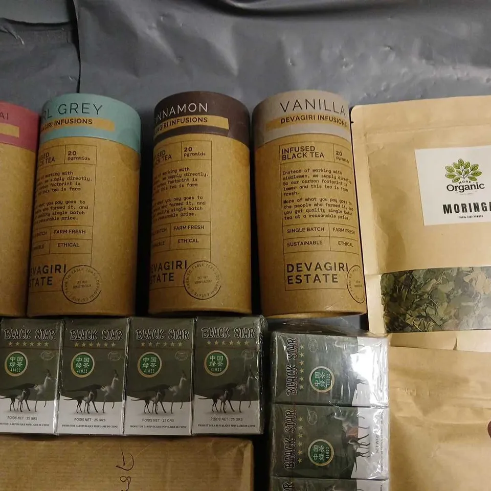 LOT OF 14 ASSORTED PACKS OF TEAS TO INCLUDE DEVAGIRL ESTATE TEAS, MORINGA GREEN TEA AND OXFORD BREAKFAST