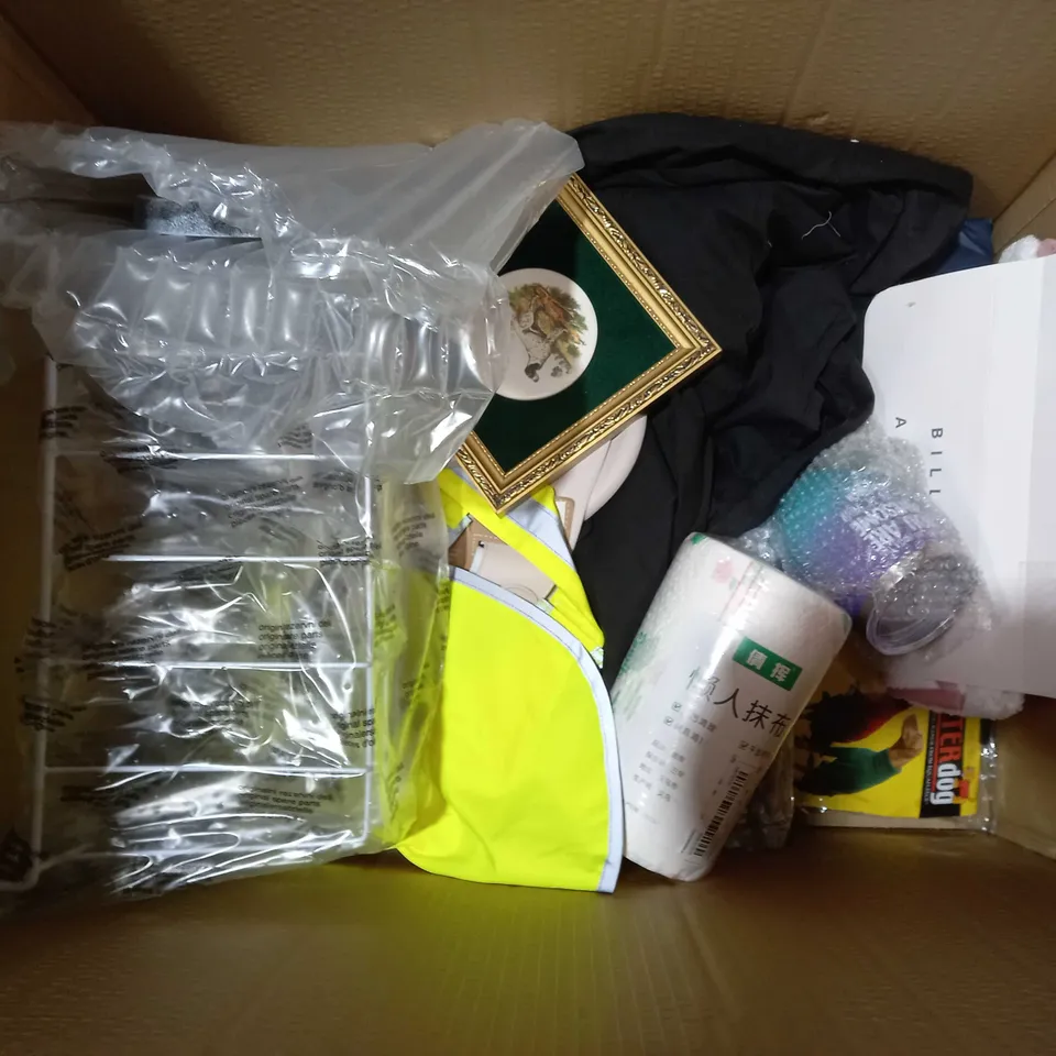 APPROXIMATELY 18 ASSORTED HOUSEHOLD ITEMS TO INCLUDE PILLOWS, DUVET COVERS, DOG FEEL BOWL, ETC