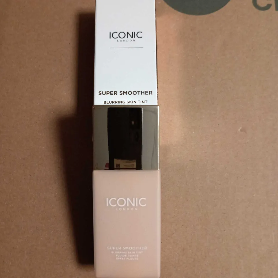 ICONIC LONDON SUPER SMOOTHER BLURRING SKIN TINT – BOXED 30ML