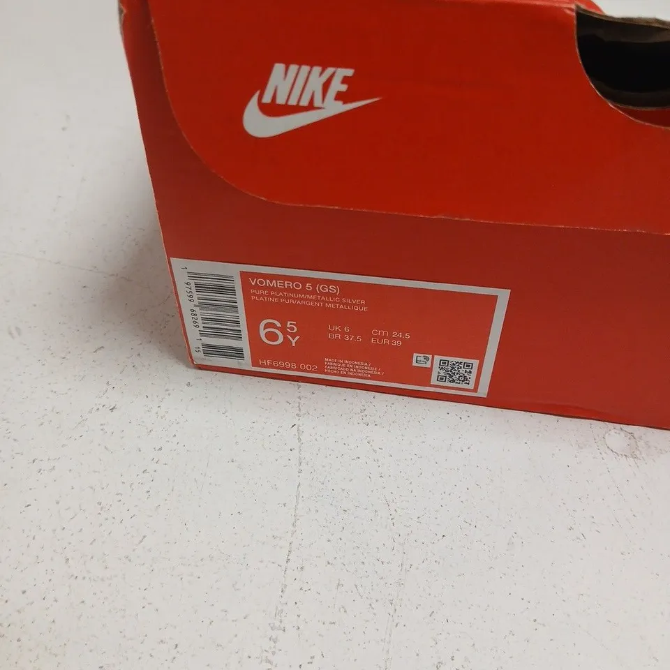NIKE VOMERO 5 GS TRAINERS – UK 6, GREY/WHITE