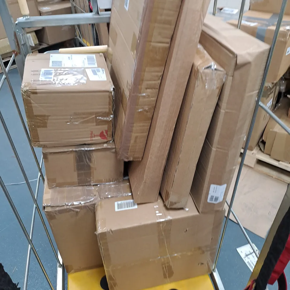 CAGE OF APPROXIMATELY 10 ASSORTED HOUSEHOLD ITEMS TO INCLUDE - GARDEN PLATER, STORAGE BOX, AND BATHMAT ETC. - COLLECTION ONLY