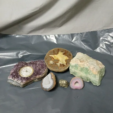 APPROXIMATELY 12 ITEMS OF ASSORTED GEMSTONES/FOSSILS