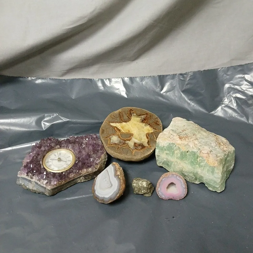APPROXIMATELY 12 ITEMS OF ASSORTED GEMSTONES/FOSSILS