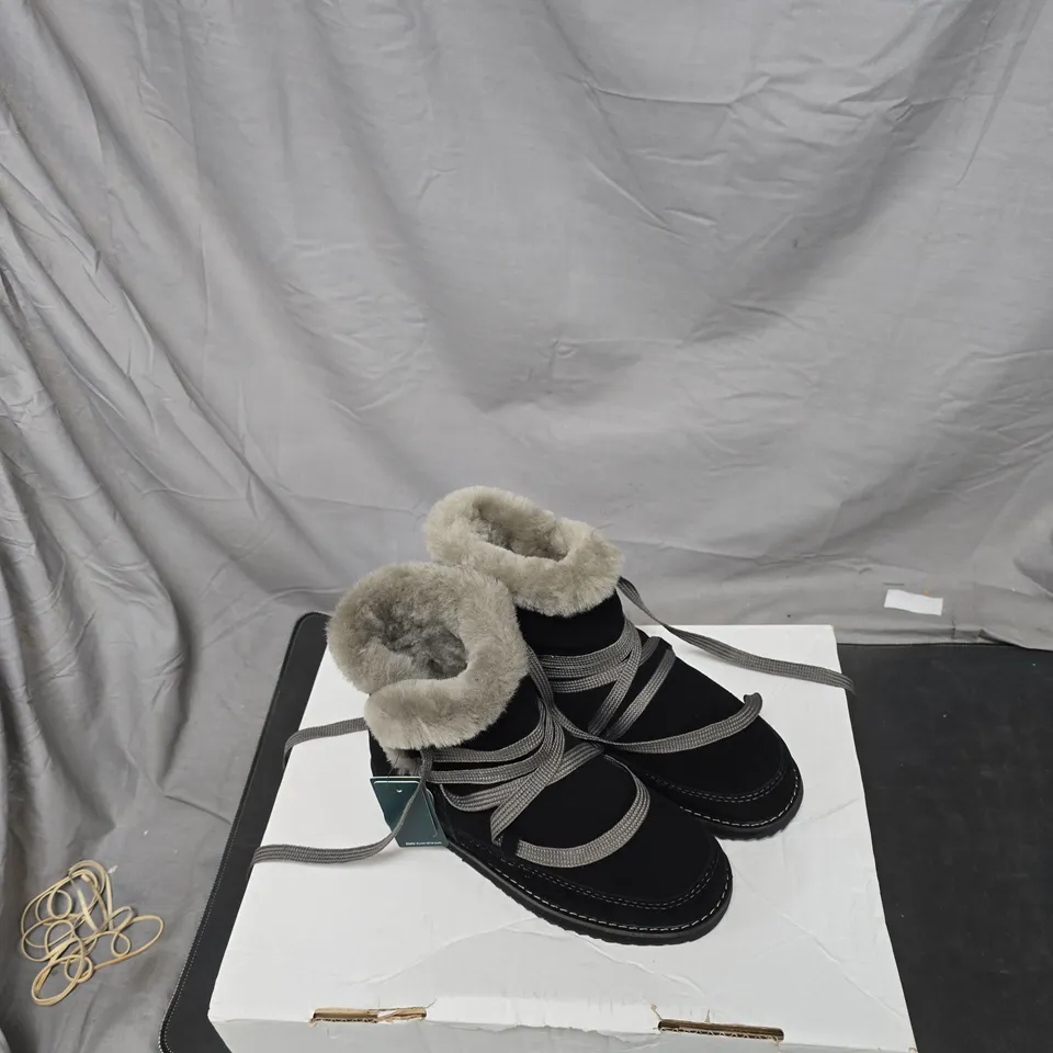 EMU AUSTRALIA BLACK SHEEPSKIN BOOTS WITH FUR LINING UK 5