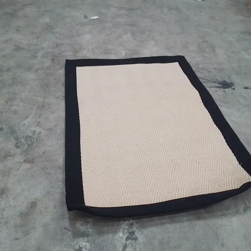 QUALITY DESIGNER AREA RUG - APPROXIMATELY 87x61cm