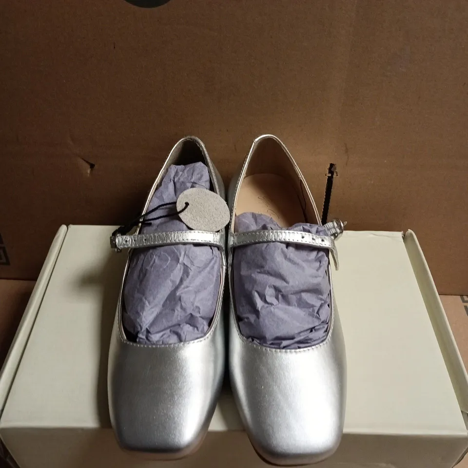 OFF THE HOOK LONDON PICCADILLY SILVER MARY JANE SHOES – UK 3