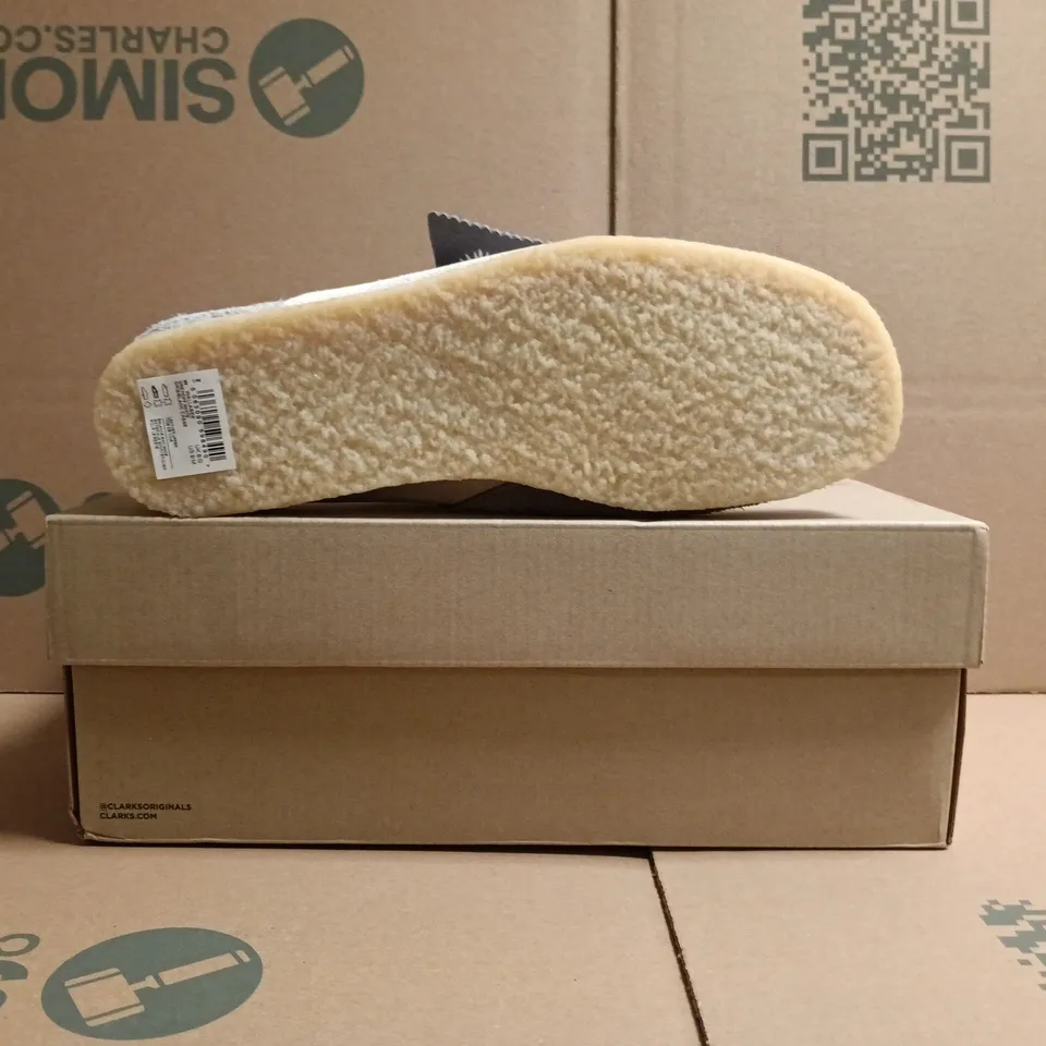 BOXED PAIR OF CLARKS WALLABEE SHOES IN GREY/OFF WHITE SIZE UK 8