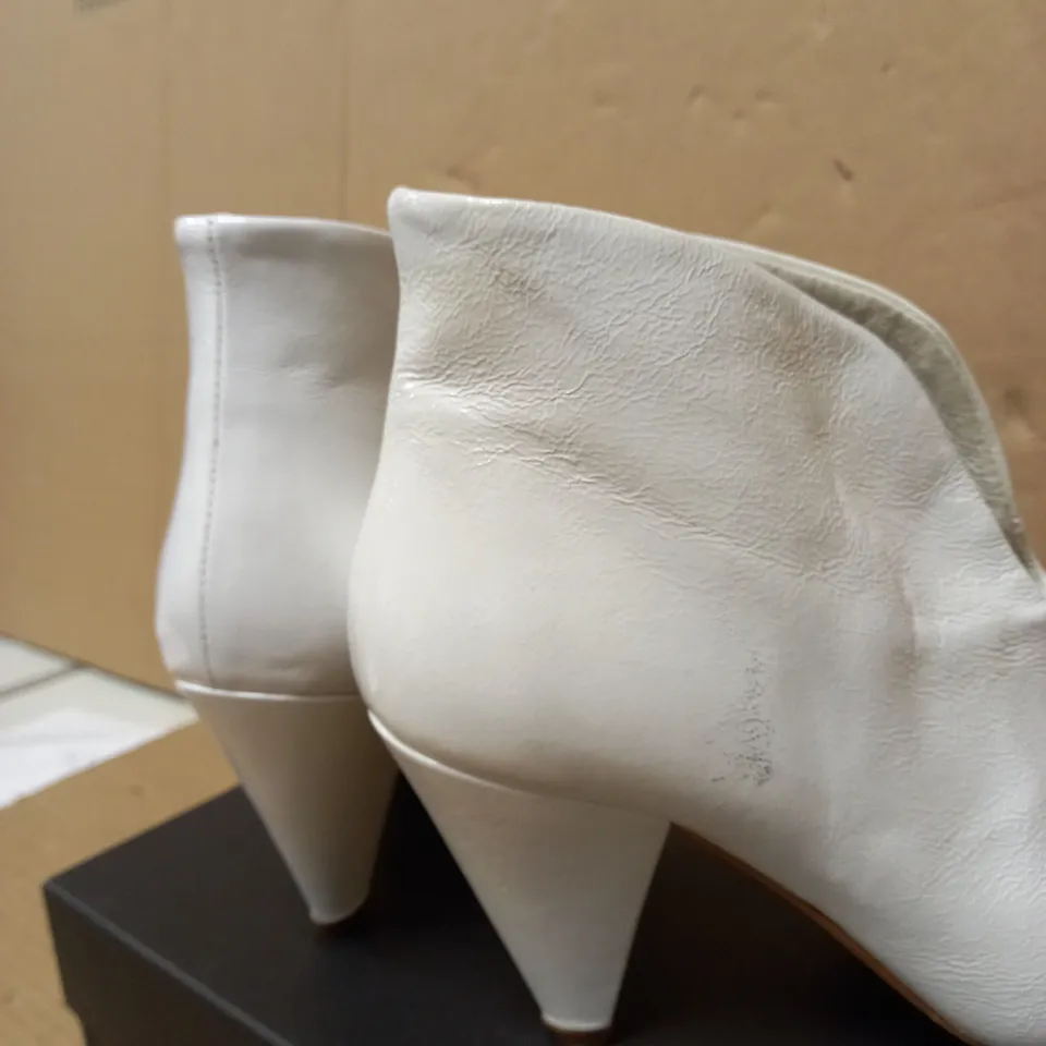 SIZE 5 KIN BY JOHN LEWIS POPPY WHITE ANKLE BOOT