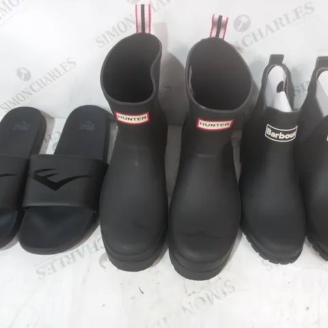 BOX OF APPROXIMATELY 15 ASSORTED PAIRS OF SHOES AND FOOTWEAR ITEMS IN VARIOUS STYLES AND SIZES TO INCLUDE HUNTER, EVERLAST, BARBOUR, ETC