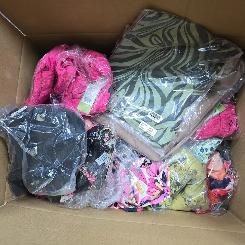 APPROXIMATELY 25 ASSORTED CLOTHING ITEMS IN VARIOUS SIZES, STYLES & COLOURS TO INCLUDE BRANDS SUCH AS PURE & NATURAL, SUGAR CRISP, ADYTTA, ETC - COLLECTION ONLY
