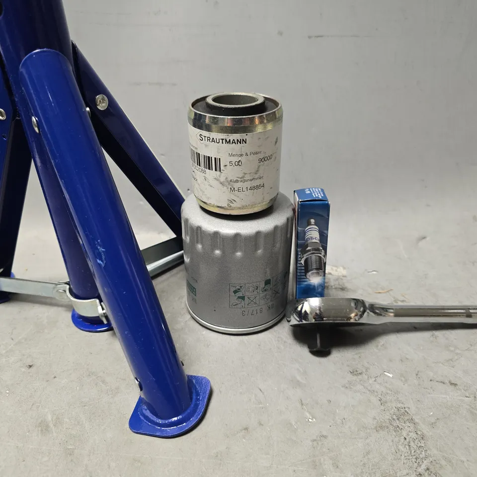 APPROXIMATELY 7 ASSORTED ITEMS TO INCLUDE - BOSCH SPARK PLUG , RATCHET , 3 TON JACK STAND ETC