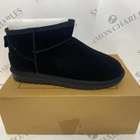 BOXED PAIR OF EVELLYHOOTD FOOTWEAR SIZE 40 WITH GLOVES AND SLIPPERS