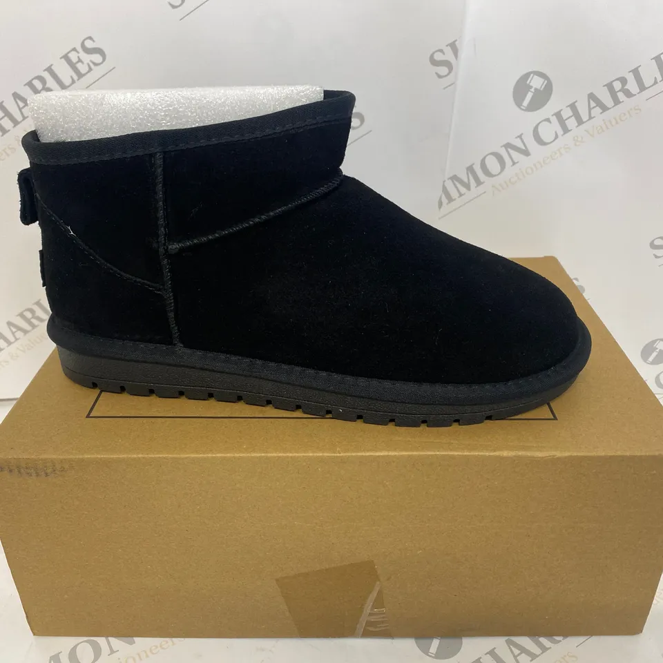 BOXED PAIR OF EVELLYHOOTD FOOTWEAR SIZE 40 WITH GLOVES AND SLIPPERS