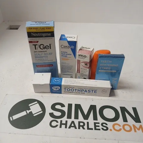 APPROXIMATELY 15 ASSORTED HEALTH & BEAUTY PRODUCTS TO INCLUDE TEETH WHITENING STRIPS, CERAVE MOISTURISING LOTION, NEUTROGENA SCALP RELIEF SHAMPOO, ETC - COLLECTION ONLY