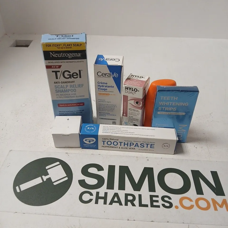 APPROXIMATELY 15 ASSORTED HEALTH & BEAUTY PRODUCTS TO INCLUDE TEETH WHITENING STRIPS, CERAVE MOISTURISING LOTION, NEUTROGENA SCALP RELIEF SHAMPOO, ETC - COLLECTION ONLY
