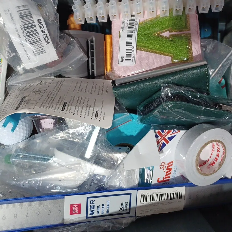 APPROXIMATELY 10 ASSORTED HOUSEHOLD ITEMS TO INCLUDE FOOD/BBQ THERMOMETER, ELECTRIC SHOCK MOSQUITO KILLING LAMP, SPANISH TAROT, ETC