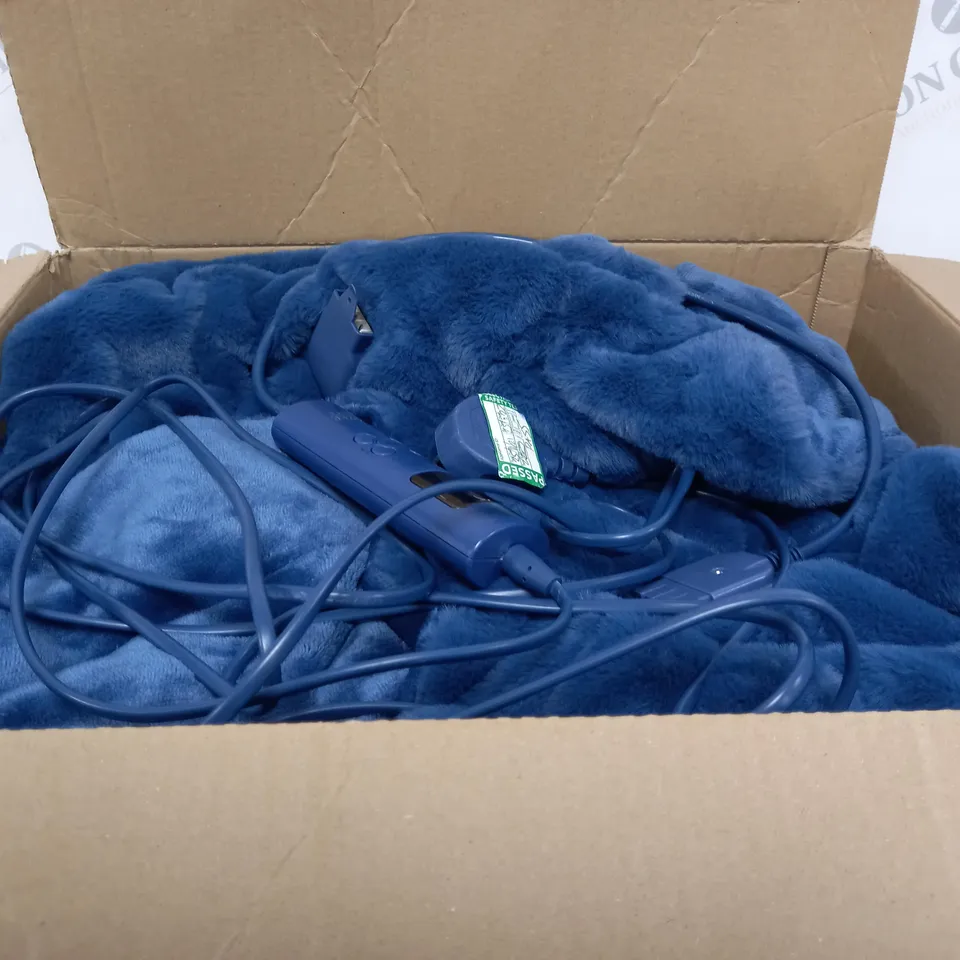 BOXED BLUE HEATED BLANKET WITH WIRED CONNECTION