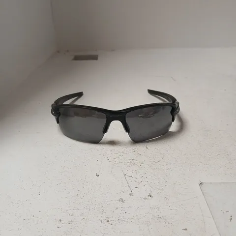 OAKLEY SUNGLASSES – BLACK FRAME WITH GREY LENSES, FLAK 2.0 MODEL