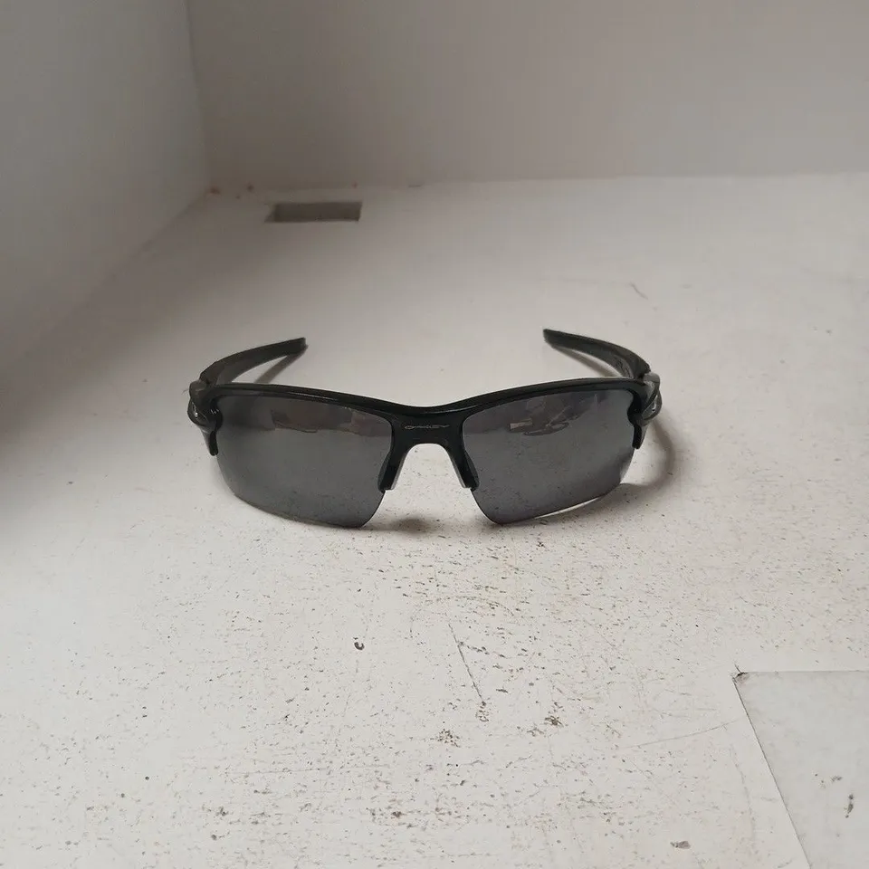 OAKLEY SUNGLASSES – BLACK FRAME WITH GREY LENSES, FLAK 2.0 MODEL