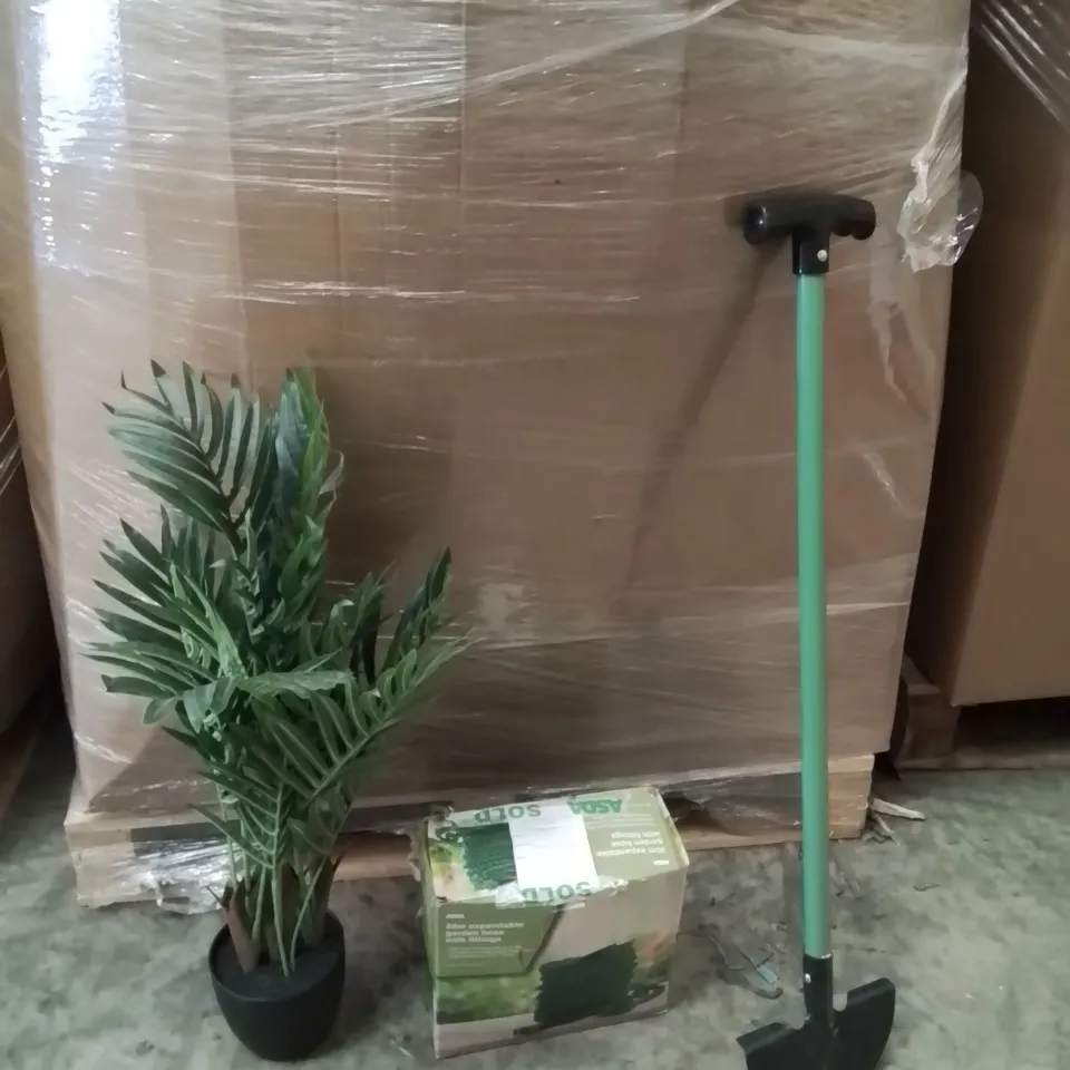 PALLET CONTAINING A LARGE QUANTITY OF GARDEN PRODUCTS AND ITEMS TO INCLUDE;ARTIFICIAL TREE,GARDEN HOSE,SHOVEL 