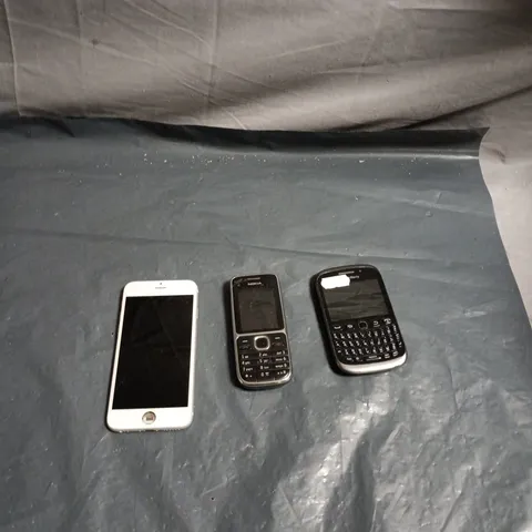 APPROXIMATELY 25 ASSORTED USED PHONES AND PHONE PARTS TO INCLUDE BLACKBERRY, NOKIA, APPLE IPHONE