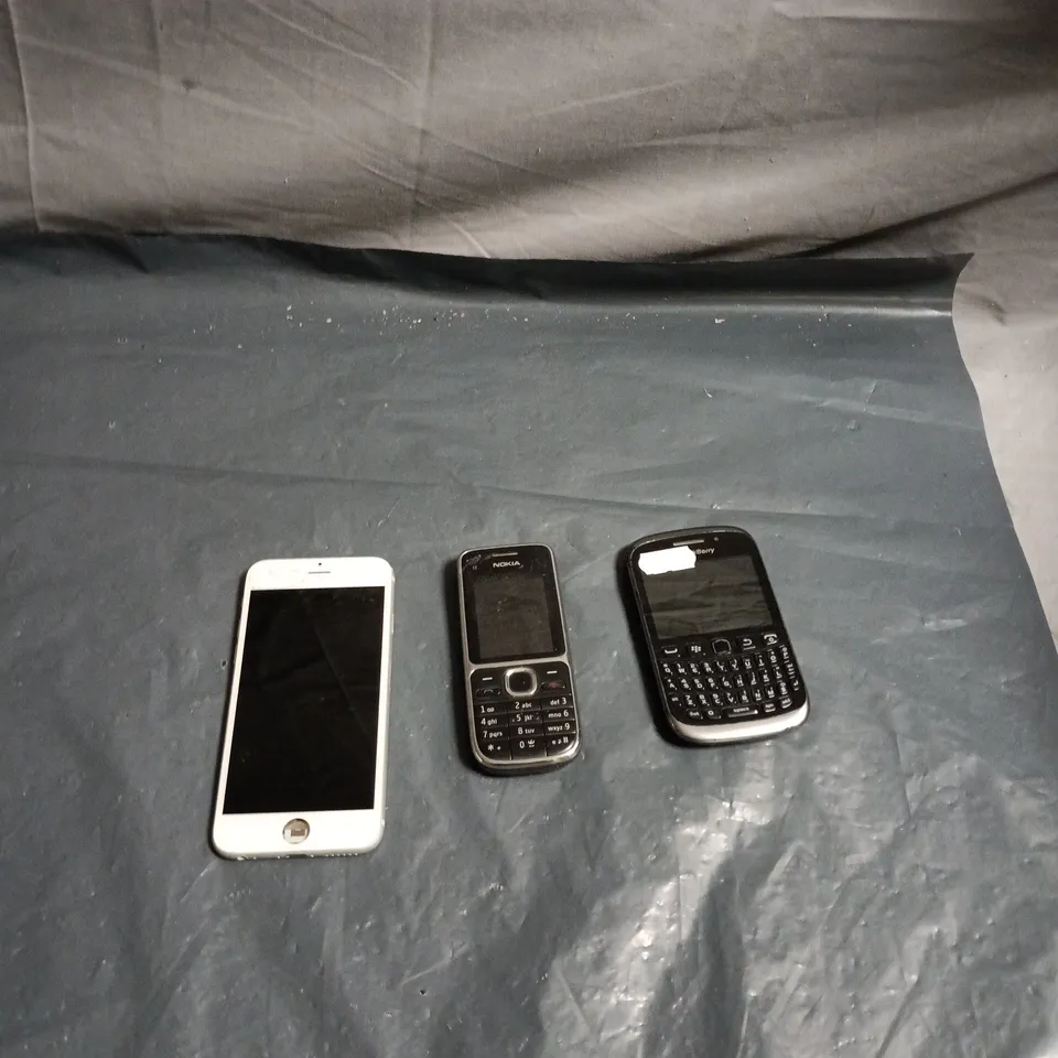 APPROXIMATELY 25 ASSORTED USED PHONES AND PHONE PARTS TO INCLUDE BLACKBERRY, NOKIA, APPLE IPHONE