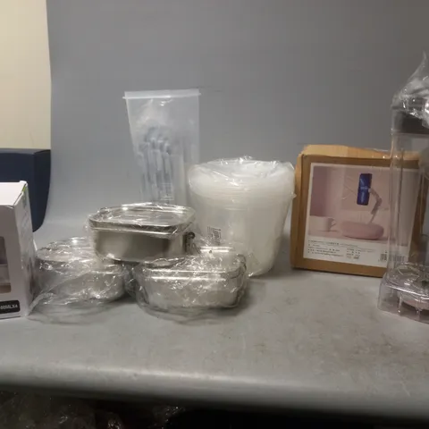 BOX OF APPROXIMATELY 15 ASSORTED ITEMS TO INCLUDE - GLASS SPICE BOTTLES, FOOD TUPERWARE, AND LEDETECH PHONE STAND ETC. 