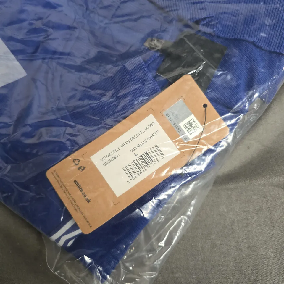 BAGGED UMBRO ACTIVE STYLE TAPED TRICOT FZ JACKET – BLUE/WHITE, SIZE L