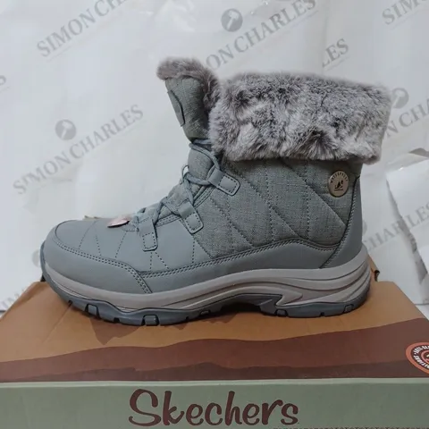 BOXED SKECHERS WOMENS ANTI SLIP AND WATERPROOF FUR LINED BOOTS, GREY - SIZE 6
