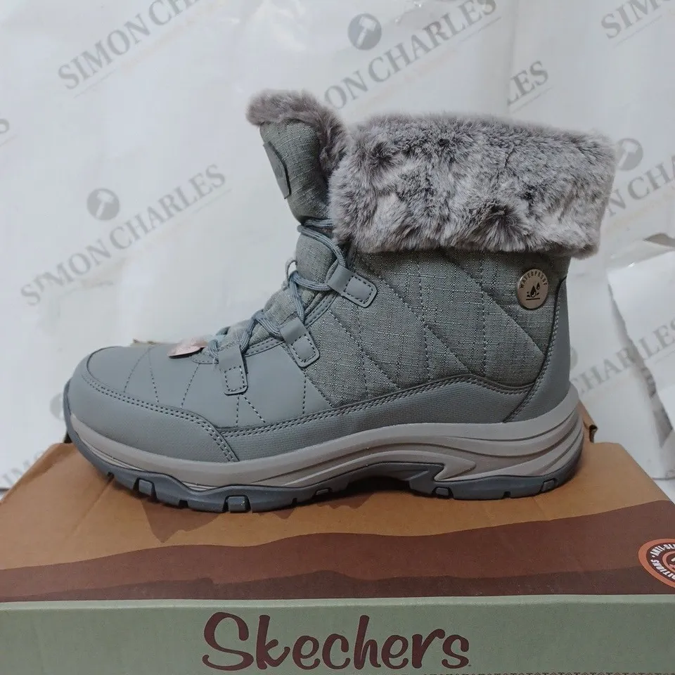 BOXED SKECHERS WOMENS ANTI SLIP AND WATERPROOF FUR LINED BOOTS, GREY - SIZE 6