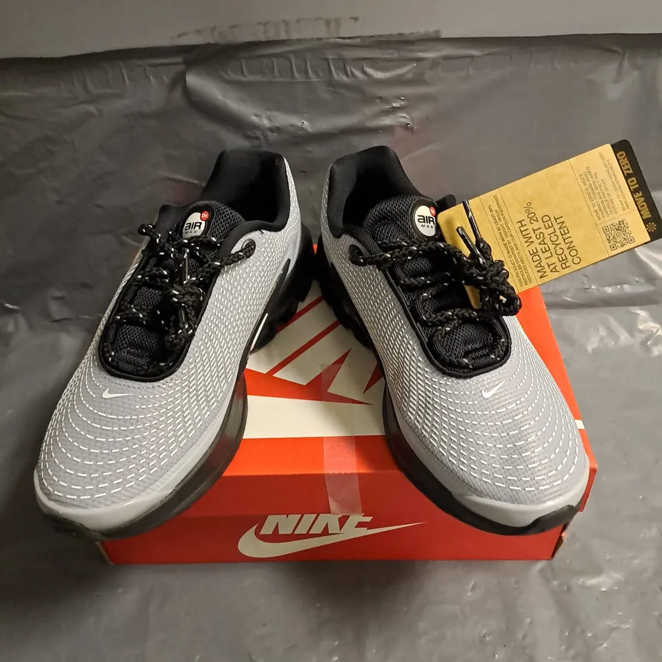 BOXED PAIR OF NIKE AIR MAX DN TRAINERS IN WOLF GREY BLACK SIZE UK 4.5