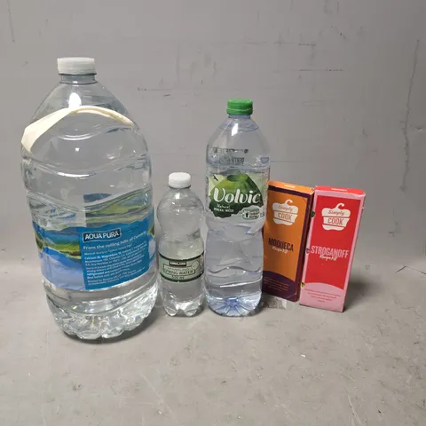 APPROXIMATELY 6 ASSORTED FOOD & DRINK ITEMS TO INCLUDE - VOLVIC WATER , SIMPLY COOK STROGANOFF ETC
