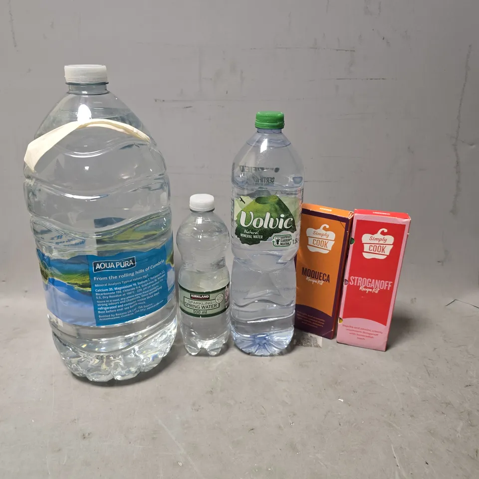 APPROXIMATELY 6 ASSORTED FOOD & DRINK ITEMS TO INCLUDE - VOLVIC WATER , SIMPLY COOK STROGANOFF ETC