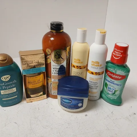 APPROXIMATELY 15 ASSORTED HEALTH & BEAUTY PRODUCTS TO INCLUDE OGX SHAMPOO, VASELINE, COLGATE SOFT MINT, ETC - COLLECTION ONLY