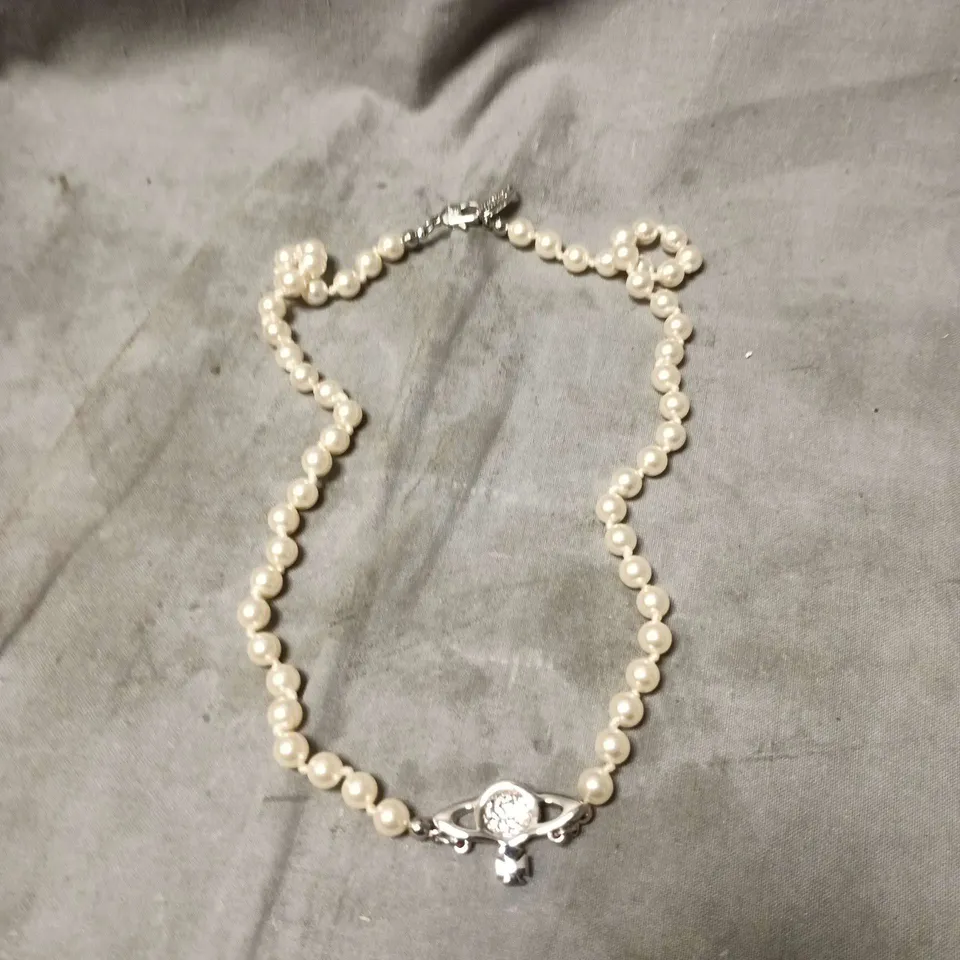 VIVIENNE WESTWOOD PEARL BRACELET WITH ORB CLASP – BOXED WITH POUCH