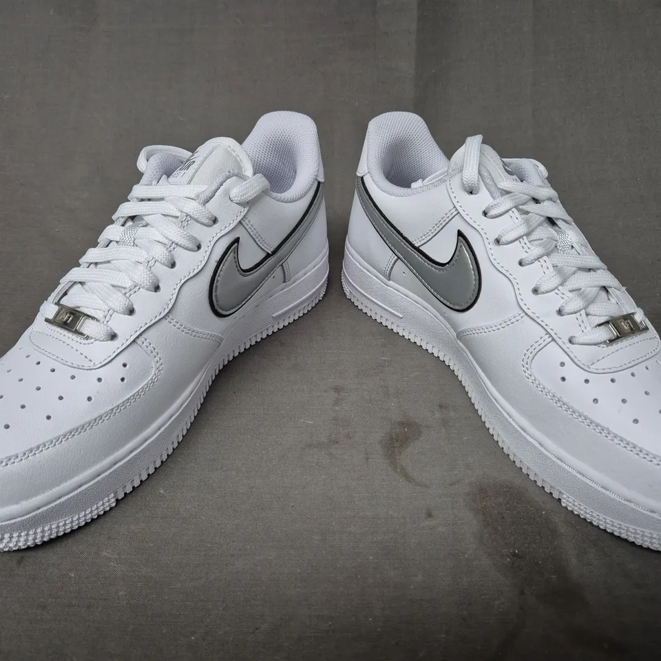 BRAND NEW BOXED PAIR OF NIKE WOMEN'S AIR FORCE 1 '07 ESS SHOES IN WHITE/METALLIC SILVER UK SIZE 6