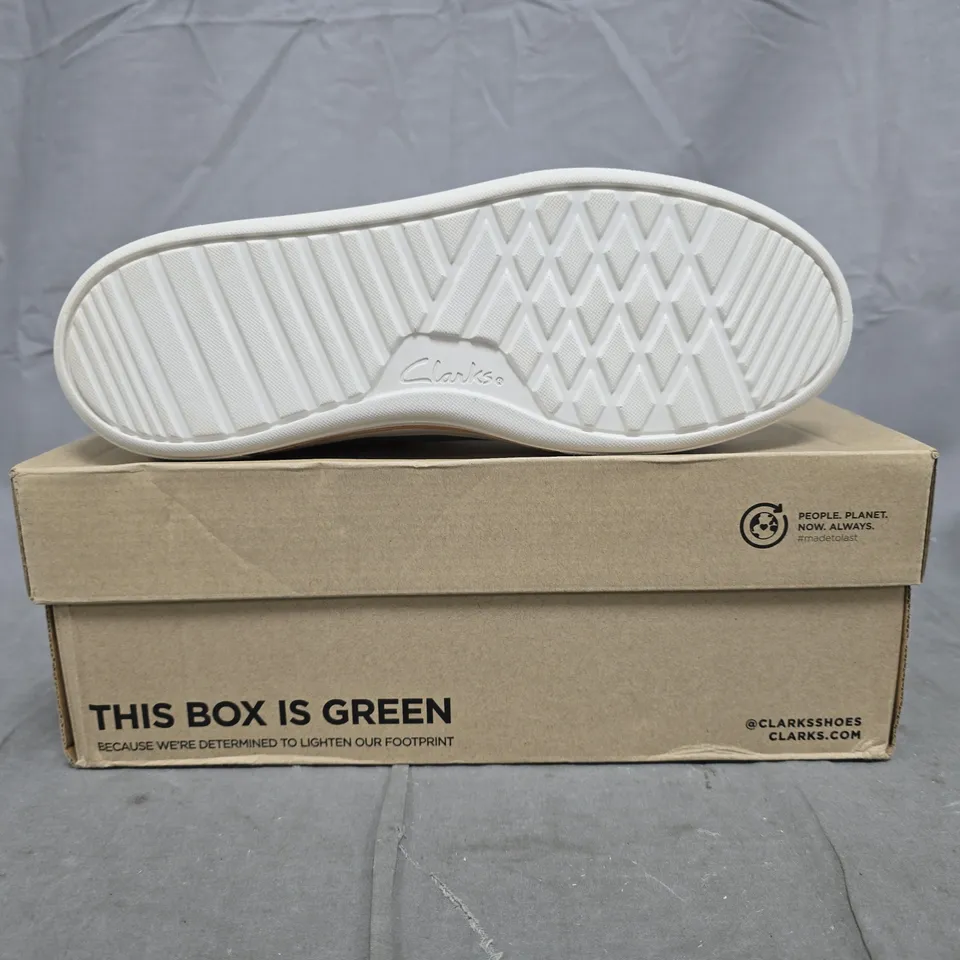 BOXED PAIR OF CLARKS HOLLYHOCK WALK SHOES IN SILVER SIZE UK 8