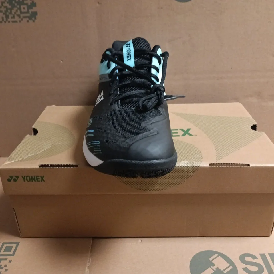 BOXED PAIR OF YONEX POWER CUSHION CASCADE ACCEL WIDE TRAINERS IN BLACK/ICE BLUE SIZE UK 11