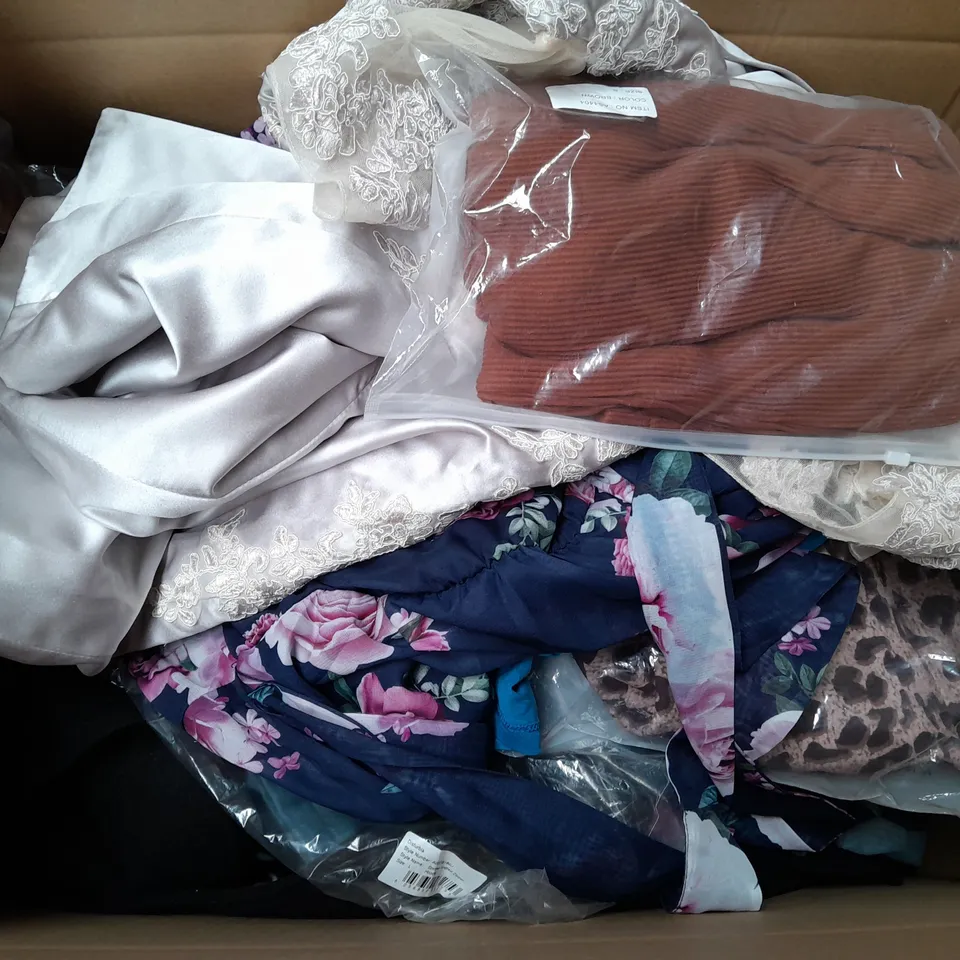 BOX OF APPROXIMATELY 25 ASSORTED CLOTHING ITEMS TO INCLUDE - T-SHIRT , BAG , SHORTS ETC