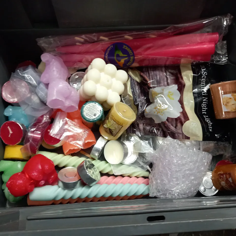 LOT OF ASSORTED CANDLES