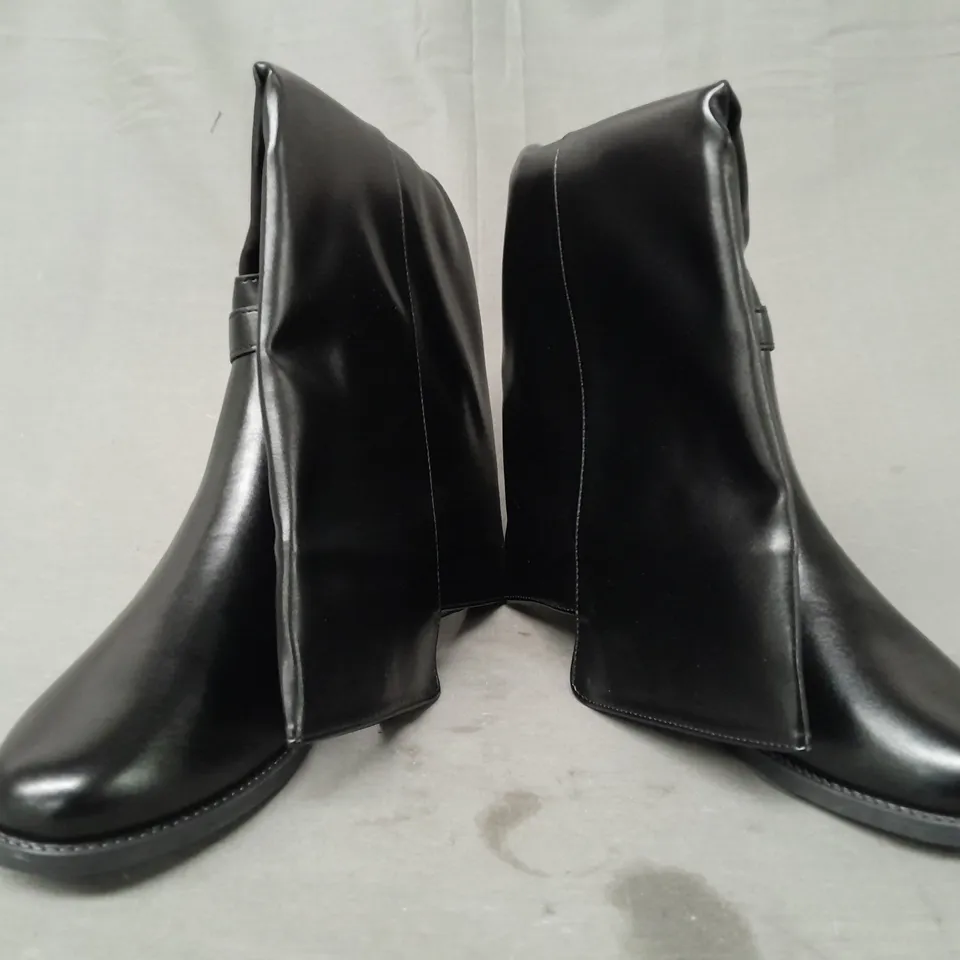 BOXED PAIR OF DESIGNER KNEE-HIGH BOOTS IN BLACK EU SIZE 39